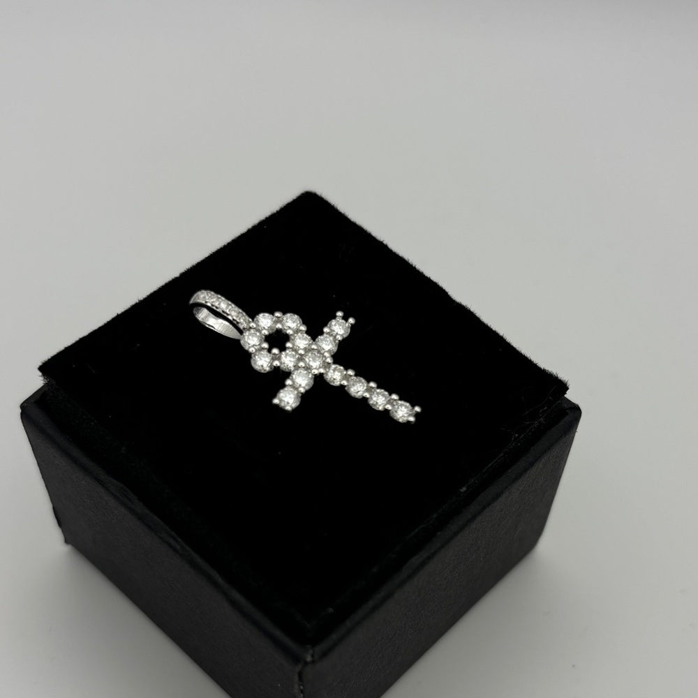 Elegant Sterling Silver 1.0 CT Moissanite Cross Pendant - Picture 3 of 4
